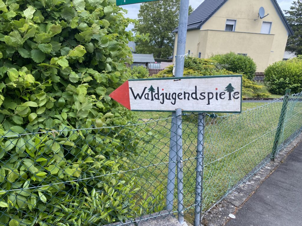 Wegweiser mit der Aufschrift "Waldjugendspiele"