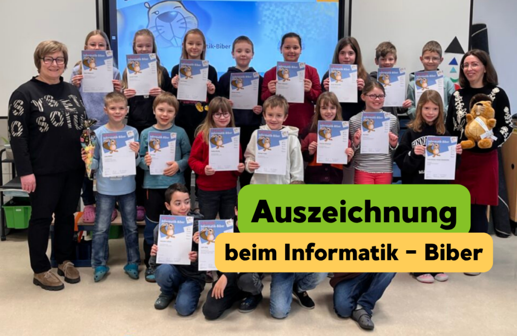 Kinder erhalten Auszeichnung vom Informatik-Biber und halten ihre Urkunde hoch.