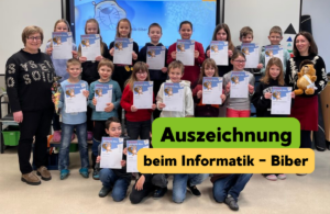 Kinder erhalten Auszeichnung vom Informatik-Biber und halten ihre Urkunde hoch.